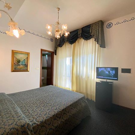 Hotel Florida ลิโดดิเยโซโล ภายนอก รูปภาพ