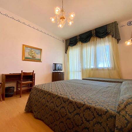 Hotel Florida ลิโดดิเยโซโล ภายนอก รูปภาพ