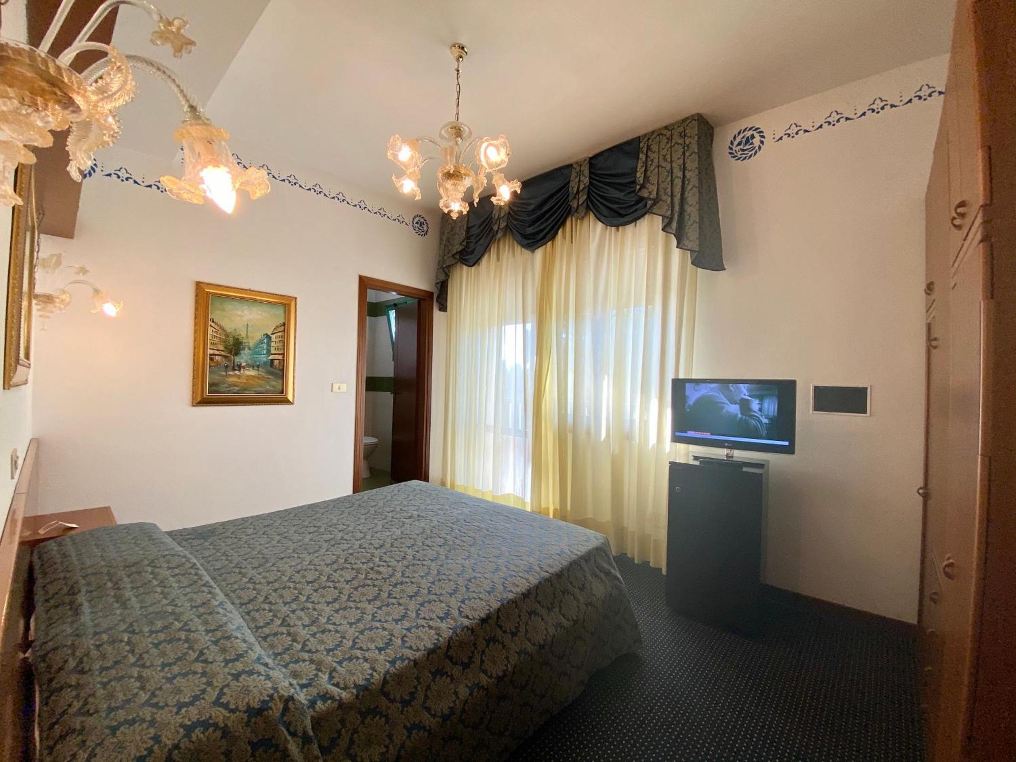 Hotel Florida ลิโดดิเยโซโล ภายนอก รูปภาพ