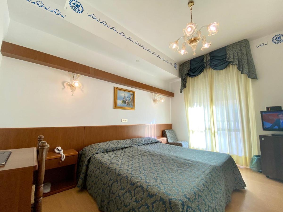 Hotel Florida ลิโดดิเยโซโล ภายนอก รูปภาพ