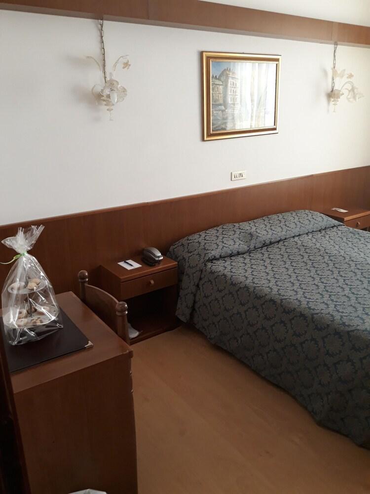 Hotel Florida ลิโดดิเยโซโล ภายนอก รูปภาพ