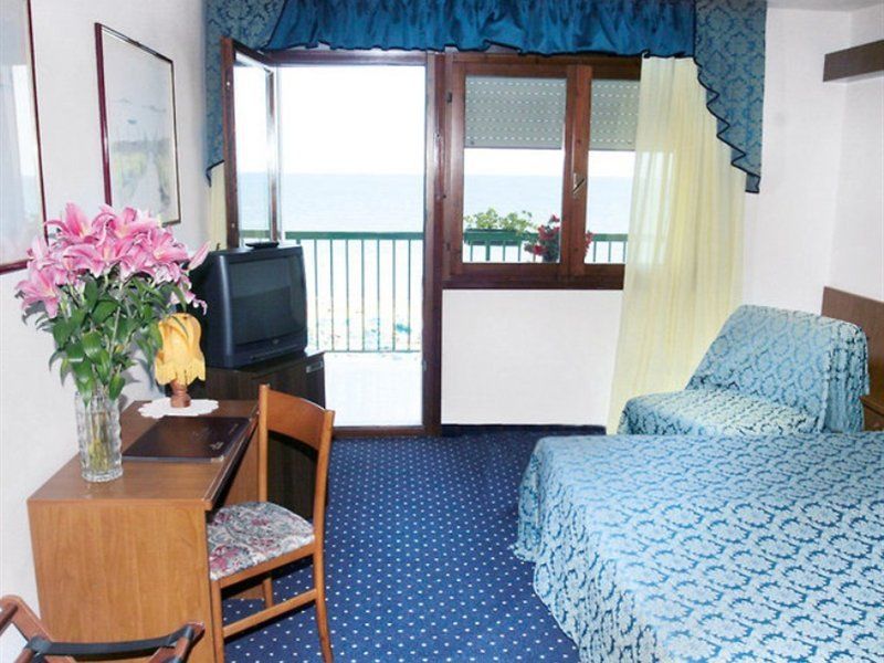 Hotel Florida ลิโดดิเยโซโล ภายนอก รูปภาพ